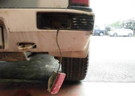 Faro trasero descolgado 