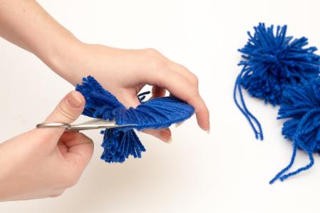 Hay que recortar la lana por el centro de las dos plantillas.