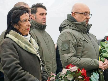 Odesa (Ukraine), 01/12/2022.- Ukrainian Defense Minister Oleksii Reznikov (R) and his Spanish counterpart Margarita Robles (L) attend the ceremony of laying flowers on the monument of fallen sailors during their meeting in the South Ukrainian city of Odesa, 01 December 2022. Margarita Robles is visiting Odesa to meet with top Ukrainian officials amid the Russian invasion. (Rusia, España, Ucrania) EFE/EPA/OLEKSII PERK