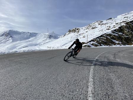 La carretera estaba extremadamente limpia, sin trazas de humedad ni hielo.