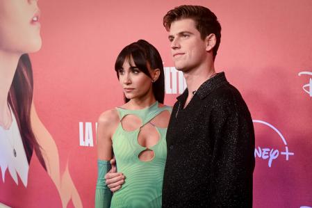 Aitana Ocaña y Miguel Bernardeau, pareja en la vida real y ahora también en 'La última', su serie para Disney+.
