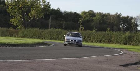 ¿Serías capaz de conducir sin frenos? Este es el resultado (en circuito).