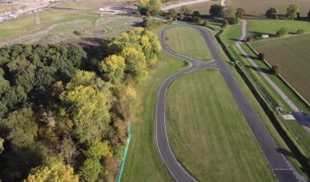 ¿Serías capaz de conducir sin frenos? Este es el resultado (en circuito).