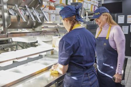 Belén Esteban en el establecimiento que visitó