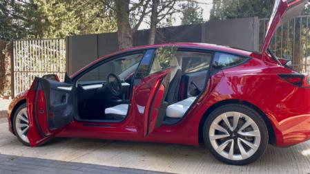 Es una berlina relativamente grande y con una habitabilidad excelente para cuatro pasajeros y todo su equipaje.