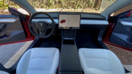 El inconfundible diseño de Tesla ofrece ciertas genialidades, pero también algunos aspectos mejorables a nivel de funcionalidad.
