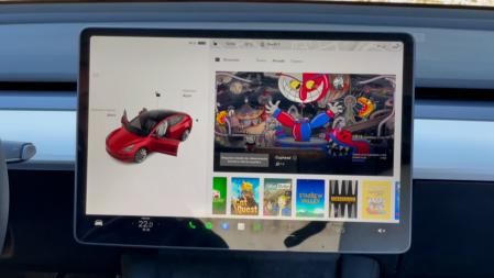 Esta pantalla concentra todos los mandos de control, gestión y ocio de nuestro Tesla, una apuesta tan innovadora como, en algunos aspectos, poco funcional.