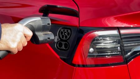 Al margen de los cargadores Tesla oficiales, también nos podemos beneficiar de la cada vez más amplia red de cargadores simples o supercargadores de otros distribuidores.