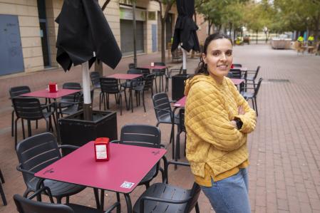 Júlia, enfermera, no esconde que hay días que se hace pesado justificarse por renunciar a copas de alcohol