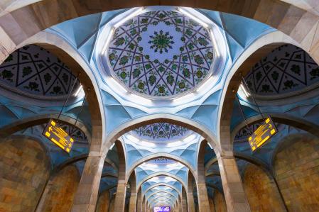 La estación de Alisher Navoi fue encargada a un famoso pintor de Uzbekistán