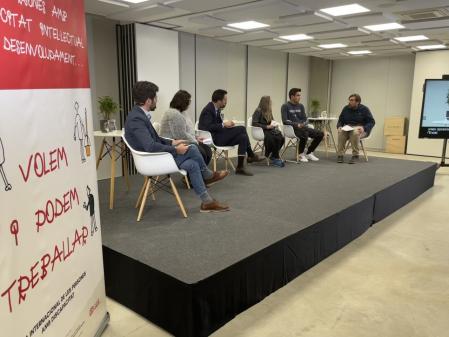 De izquierda a derecha, Víctor Galmés, Maria Rosa Izaguirre, Roger Torrent, Amèlia Clara, Oriol Rivero y Sergi Moncunill