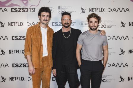 El dramaturgo, junto a los dos protagonistas, en la presentación de la serie en el Serielizados Fest