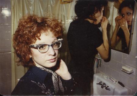 Nan Goldin, a la izquierda, y a Bea Boston en una imagen utilizada en el documental