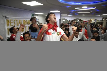 Varios seguidores de la selección de Marruecos festejan en un bar de El Ejido, Almería, el pase de su equipo a cuartos de final del mundial de Qatar