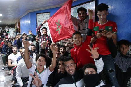 Marroquíes muestran sus banderas al comienzo del partido que les enfrenta a España en los octavos de final del Mundial de Qatar, en Almería