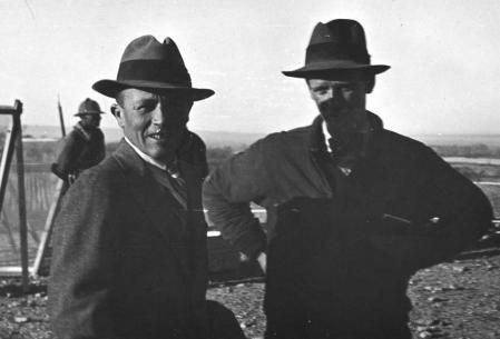 El arqueólogo Erich Schmidt y el subdirector de las excavaciones en la ciudad persa de Rayy, Georges Miles, en 1933