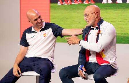 Luis de la Fuente junto al presidente de la RFEF Luis Rubiales durante los Juegos Olímpicos de Tokio