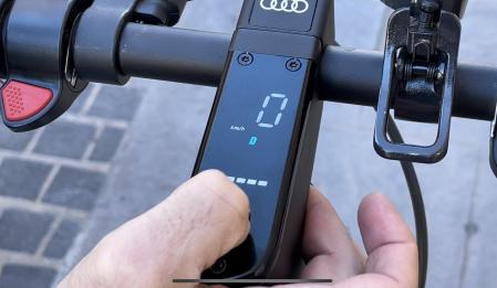 Motor de 350 W de potencia, batería de 551 kW y tres modos de funcionamiento gestionables en el display de la columna central.