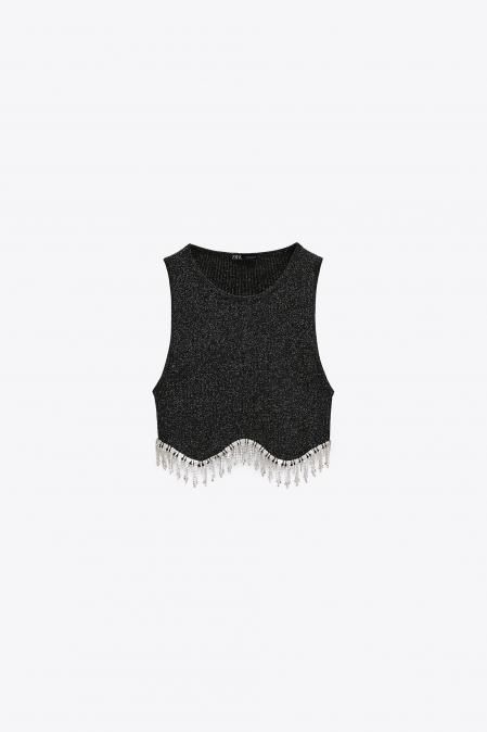 Top corto con bajo asimétrico con aplicación joya (22,95 euros)