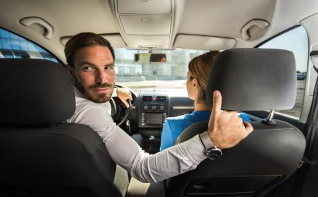 Durante la maniobra de marcha atrás, el conductor adopta una posición antinatural&nbsp;
