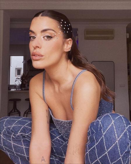 Dulceida con un maquillaje con incrustaciones brillantes