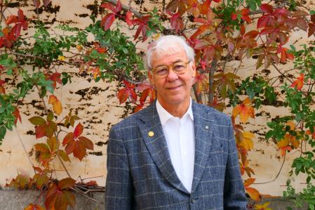 Enrique Martí Guadaño con el pin de la rueda, emblema de los rotarios.