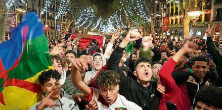 GRAF2057. BARCELONA (ESPAÑA), 06/12/2022.- Un grupo de aficionados de la selección de fútbol de Marruecos celebra este martes en Las Ramblas (Barcelona) la clasificación a cuartos de final del Mundial de Qatar 2022 tras la victoria de su equipo frente al combinado español. EFE/ Alejandro García