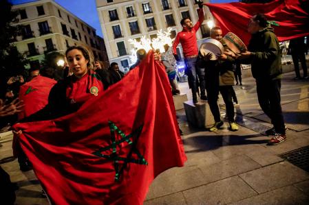 Aficionados de la Selección de fútbol de Marruecos celebran, con banderas, la victoria de su equipo frente a Portugal, en Madrid.