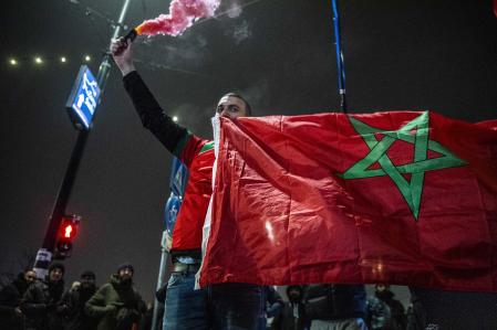Cientos de personas salen a la calle en Amsterdam con banderas y bengalas