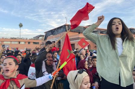 MARRAKECH (MARRUECOS), 10/12/2022.- Aficionados marroquíes celebran la victoria ante Portugal en los cuartos de final del Mundial de Qatar 2022, este sábado en la plaza Jemaa el-Fna de Marrakech