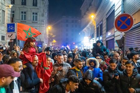 Los fans de Marruecos celebran el triunfo en París, Francia.