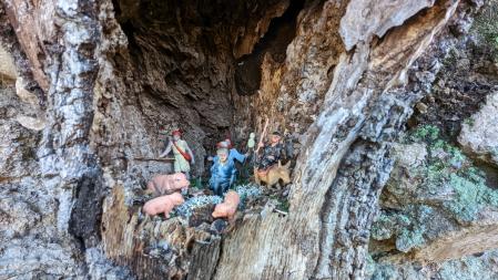 Pesebre en un árbol en el Bosque de la Nau.