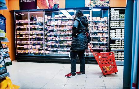 foto XAVIER CERVERA 14/01/2021 Apertura de Dinero para este domingo sobre cómo sube el precio de los alimentos por culpa de la inflación. Los alimentos que más suben son el aceite, el pan, la leche, la pasta o el café. También la carne de ternera y de cordero. (supermercado ,carrito compra, billetes, dinero,...)