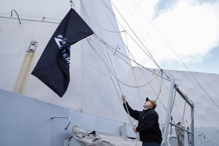 levanta una bandera Artemis I en la cubierta superior del U.S.S. Portland (LPD 27) mientras se llevan a cabo operaciones de recuperación de la cápsula Orion frente a la costa de Baja California,