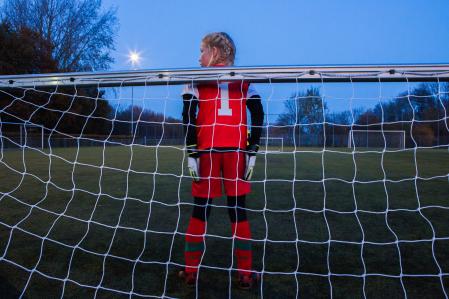 Una niña jugando de portera en una imagen de archivo