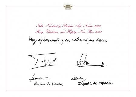 Los Reyes y sus hijas firman la felicitación navideña con frase en castellano y en inglés