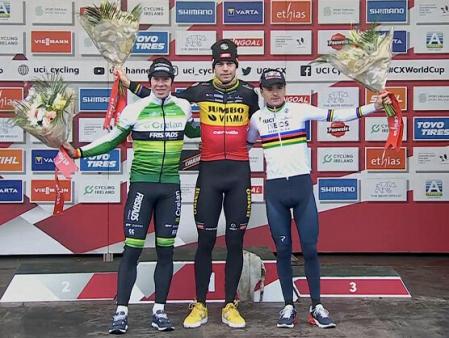 Pidcock, Sweeck y Van Aert compartieron un podio dónde el número uno fue inalcanzable