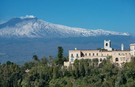 El hotel San Domenico Palace con el volcán Etna de fondo
