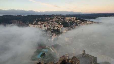 La niebla cubre Cardona.