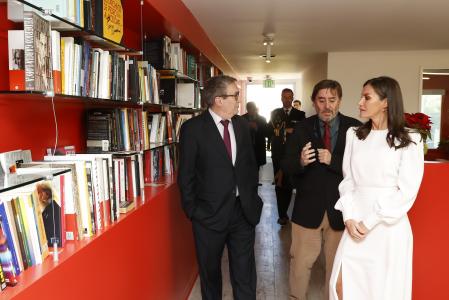 La reina Letizia en la biblioteca Pedro Almodóvar situada en el edificio