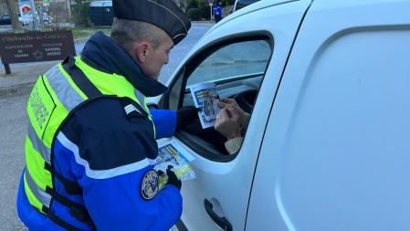 Un gendarme informa a un conductor de la entrada en vigor de la nueva normativa sobre el uso de cadenas de nieve