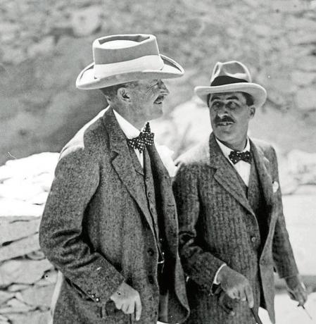 Howard Carter (1874 - 1939, left) the British archaeologist and Lord Carnarvon (1866 - 1923), his financial backer, after discovering the intact tomb (designated KV62) of the 18th Dynasty Pharaoh, Tutankhamun (colloquially known as 'King Tut' and 'the boy king'), in November 1922. (Photo by: Universal History Archive/Universal Images Group via Getty Images)