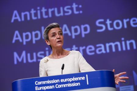 La comisaria europea de Competencia, Margrethe Vestager, ha criticado la política de tienda de apps de Apple