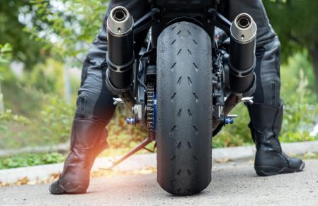 También conviene llevar pantalones y botas específicas para viajar en moto&nbsp;