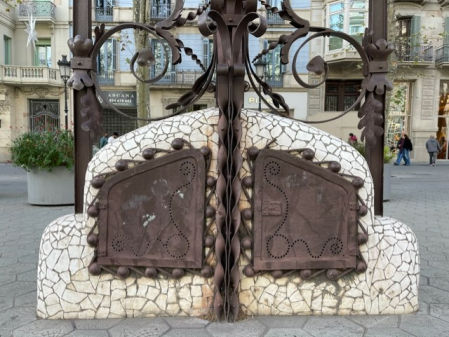 Detrás de estas puertas, según cuentan los más antiguos del lugar, ponían carbon o leña para calentar el banco, y los agujeritos simétricos, dibujando distintas formas curvas, colocados en las puertas de forma artística, aparte de adorno, servían para  facilitar la combustión (entrar el oxígeno) y la salida de humos.