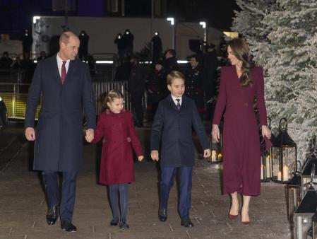 Los príncipes de Gales y sus hijos, el príncipe Jorge y la princesa Carlota, lucieron looks coordinados

Pictured: William,Prince of Wales,Princess Charlotte,Prince George and Catherine,Princess of Wales
Ref: SPL5510213 151222 NON-EXCLUSIVE
Picture by: Zak Hussein / SplashNews.com

Splash News and Pictures
USA: +1 310-525-5808
London: +44 (0)20 8126 1009
Berlin: +49 175 3764 166
photodesk@splashnews.com

World Rights,
