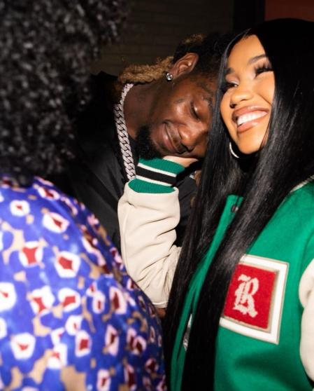 Cardi B abraza a su marido, el también rapero Offset