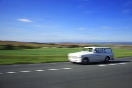 Los coches pintados con colores claros absorben menos el calor&nbsp;