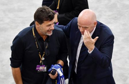 Mauricio Pochettino en Qatar junto al presidente de la FIFA Gianni Infantino