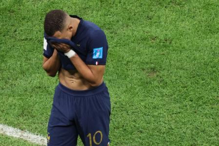 Mbappé lamentando el resultado final